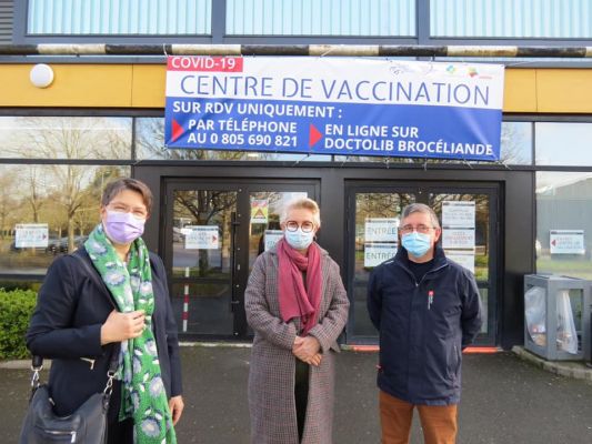 Visite du centre de vaccination de Montfort-sur-Meu