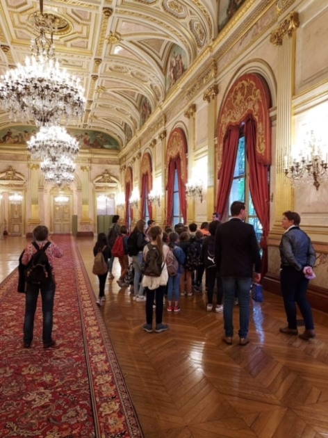 Visite de l'Assemblée nationale avec des écoliers de Trévérien