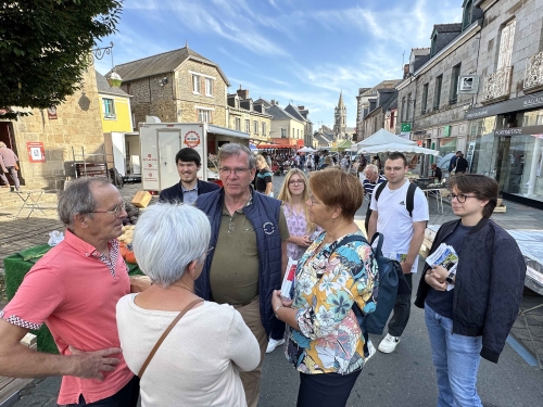 Rencontre avec des habitants sur le marché de Combourg